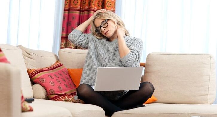 Pocit únavy v krku často signalizuje cervikálnu osteochondrózu. 